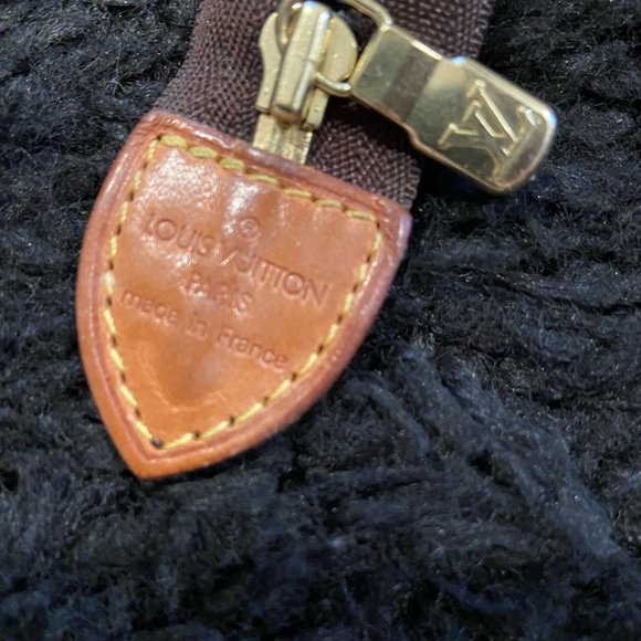 Louis Vuitton Cosmetic Bag - Picture 5 of 8